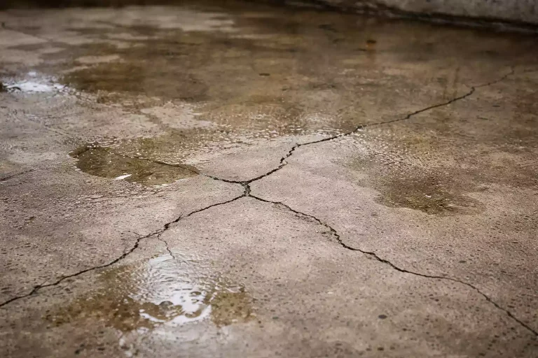 Risse im Kellerboden undicht